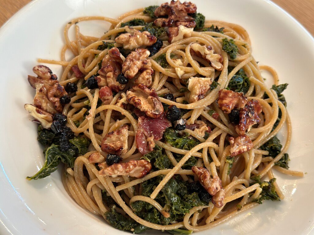 CREMIGE FEDERKOHL-SPAGHETTI MIT SPECK