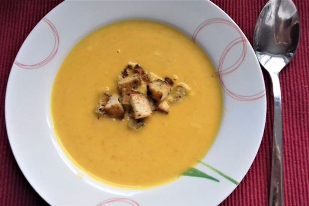 Kürbiscremesuppe mit Gemüse und Croutons
