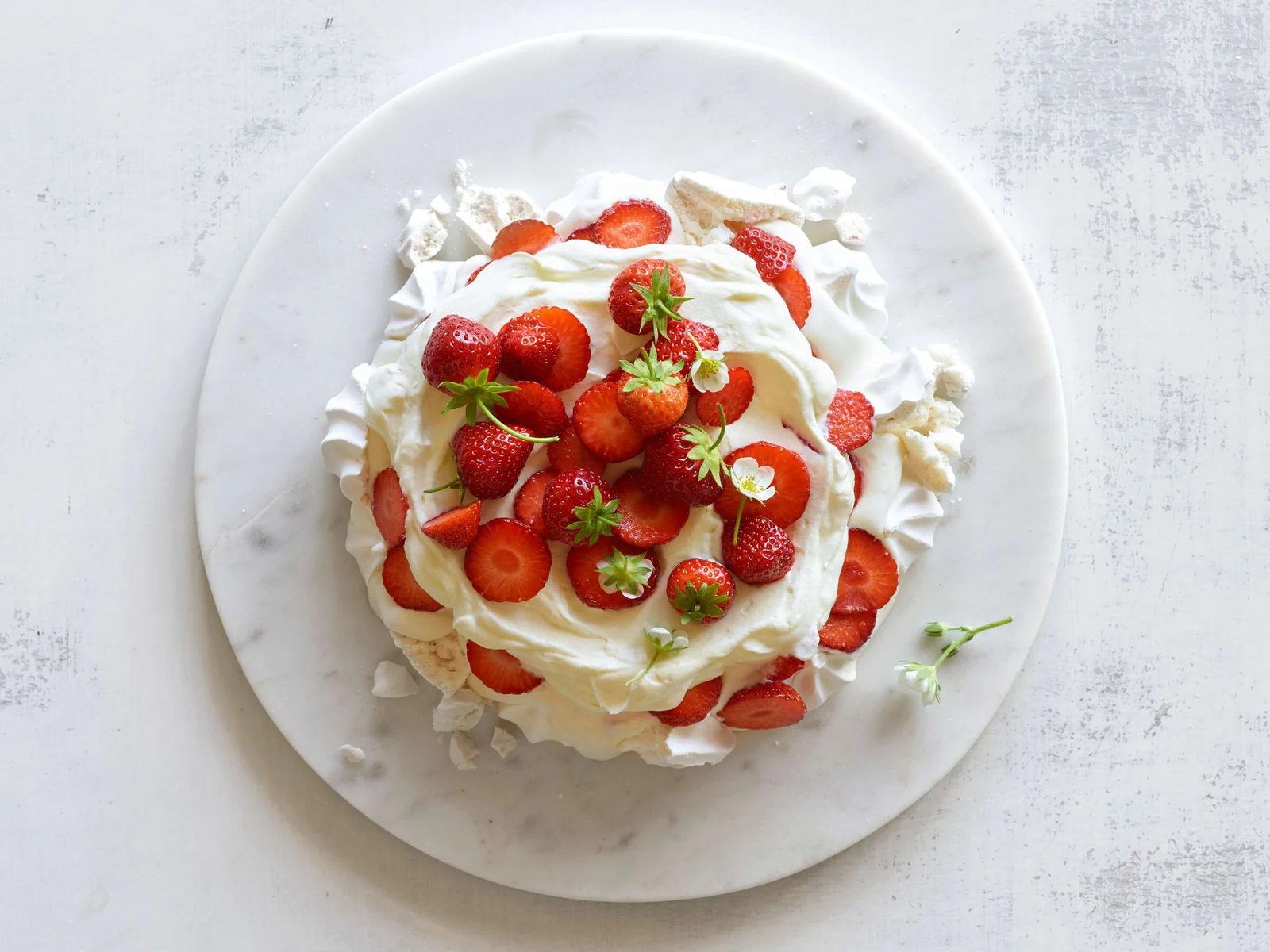 Pavlova mit Erdbeeren