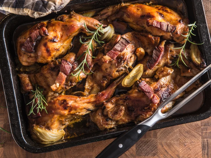 Kaninchen mit Rosmarin